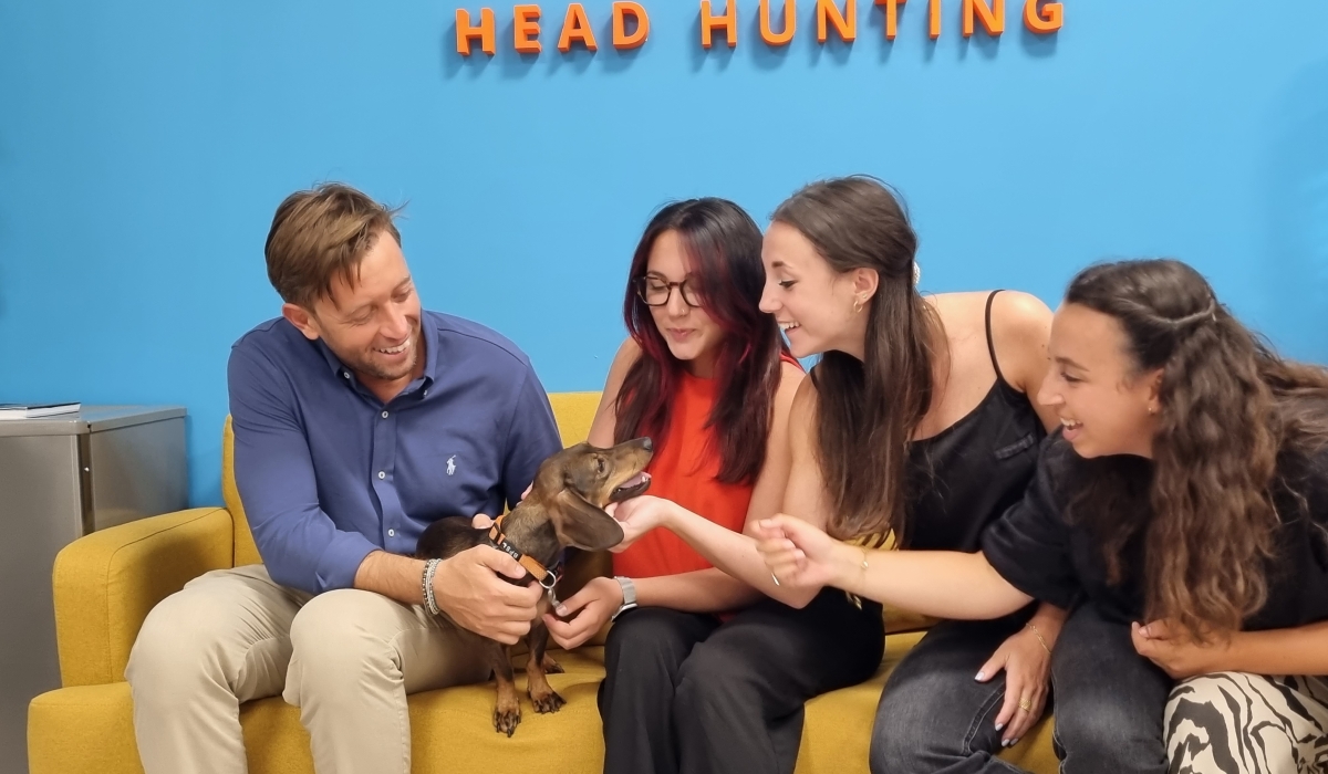 Lillo, la mascotte di Match People, negli uffici di Milano