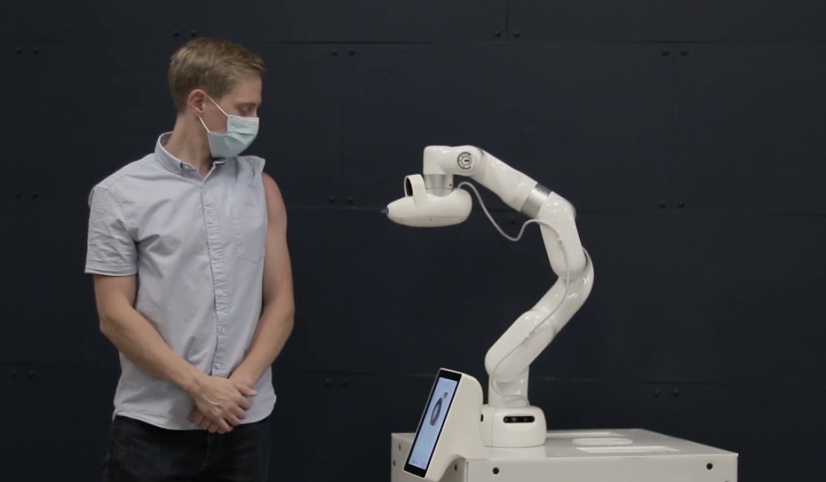 Innovazione in campo medico: Cobi, il robot che inietta il vaccino senza ago